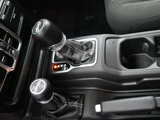 Used 2020 Silver Jeep Unlimited Sahara image 12