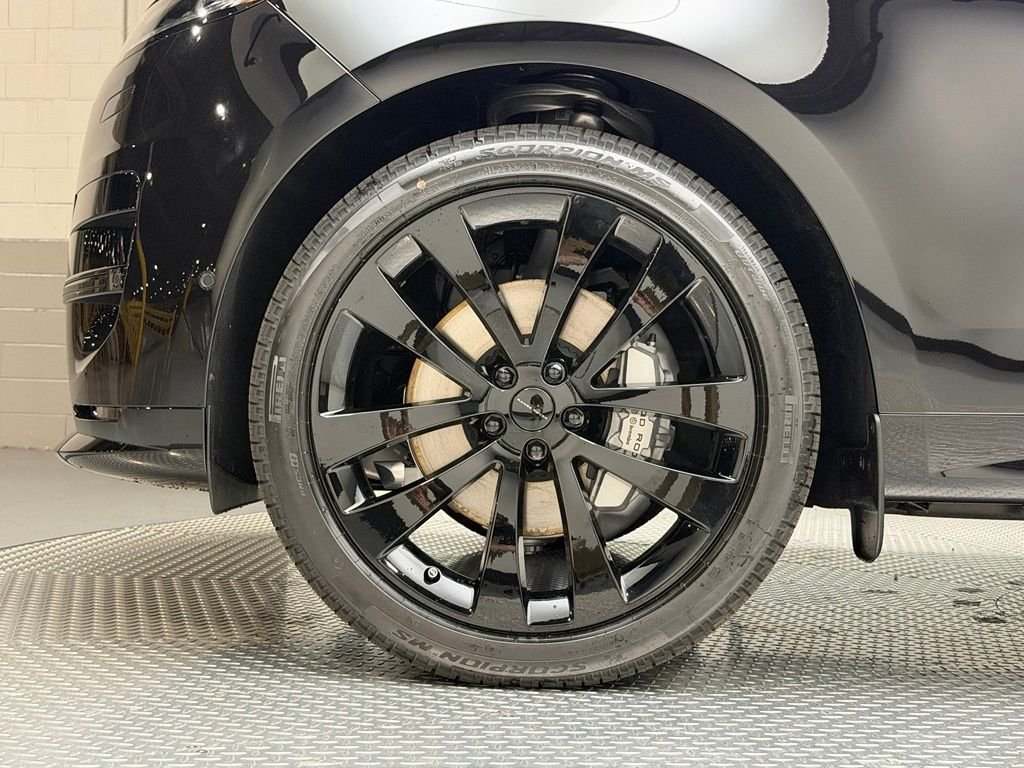 New 2026 Obsidian Black in Gloss Finish Land Rover Dynamic SE image 5