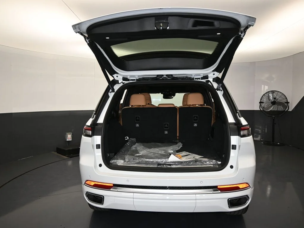 New 2025 Bright White Clear-Coat Exterior Paint Jeep Summit Reserve image 39