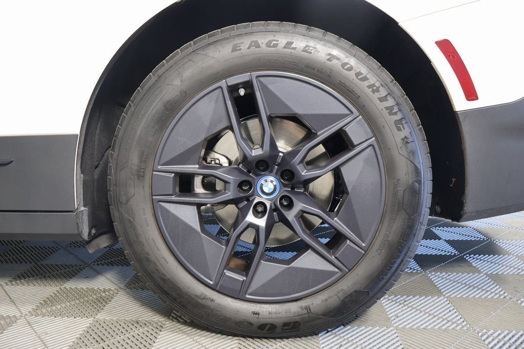 Certified Used 2024 Alpine White BMW xDrive50 image 15