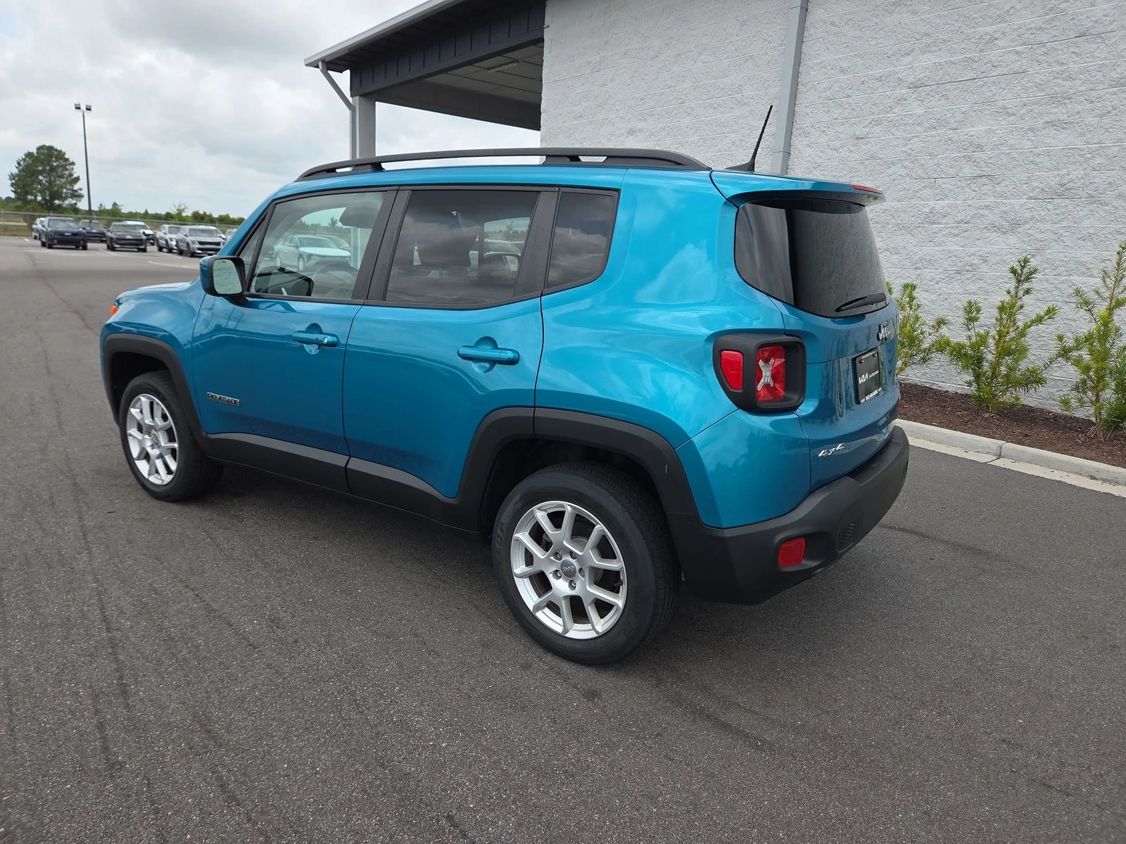 Used 2021 Bikini Metallic Clearcoat Jeep Latitude image 3