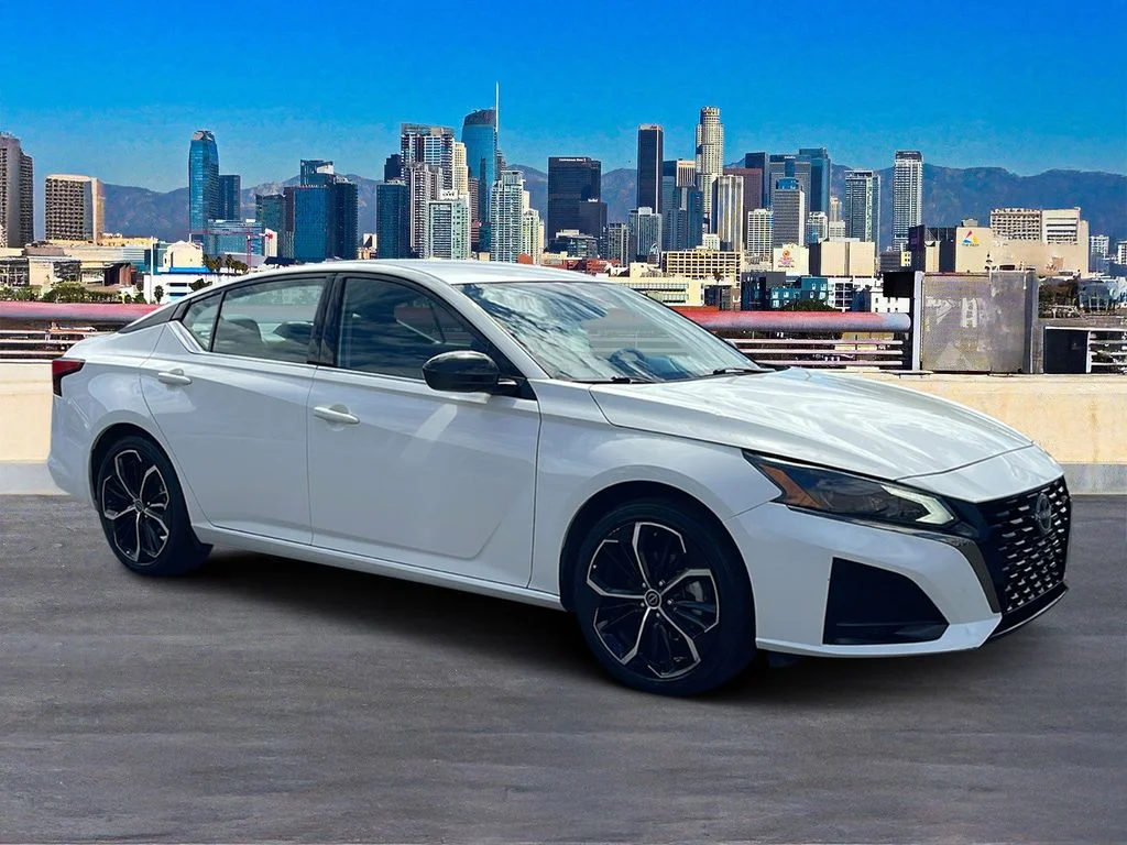 Used 2025 White Nissan 2.5 SR image 5