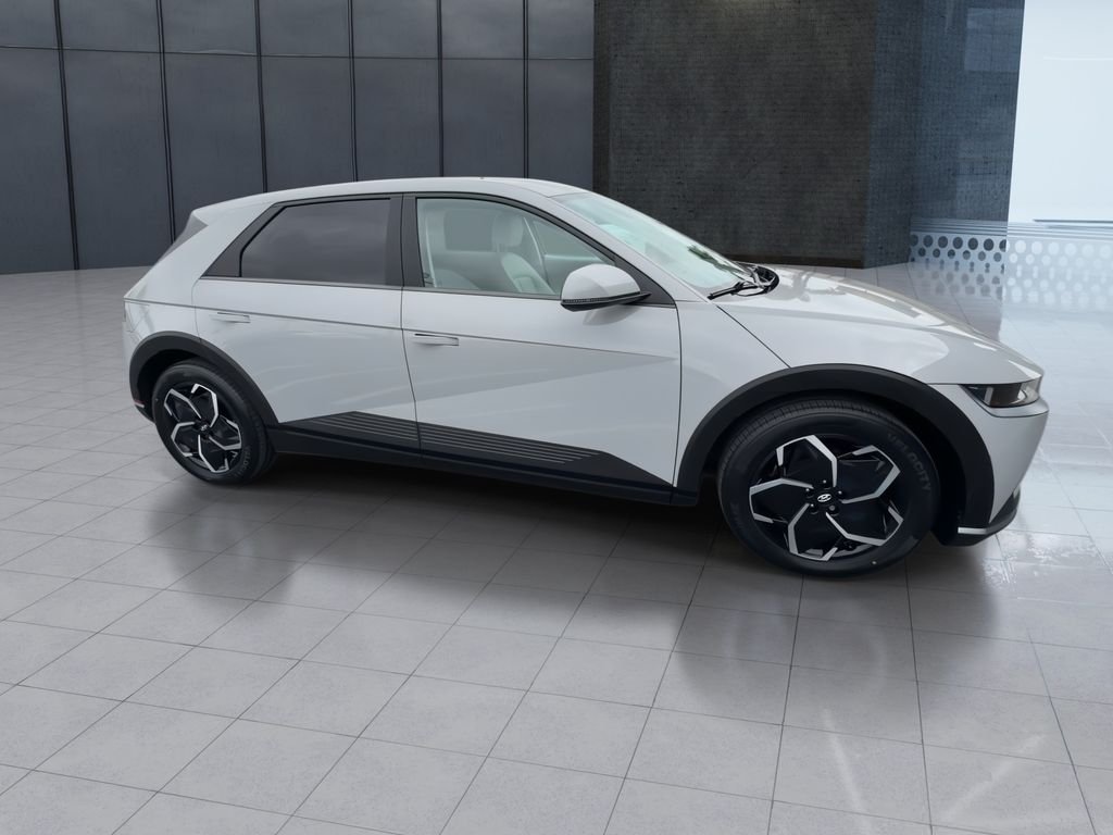 Used 2023 Gray Hyundai SEL image 9