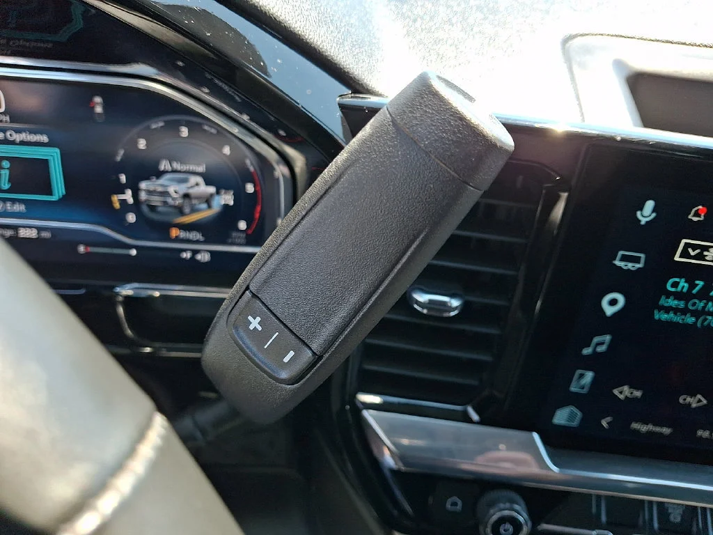 Used 2025 Summit White Chevrolet LT image 22