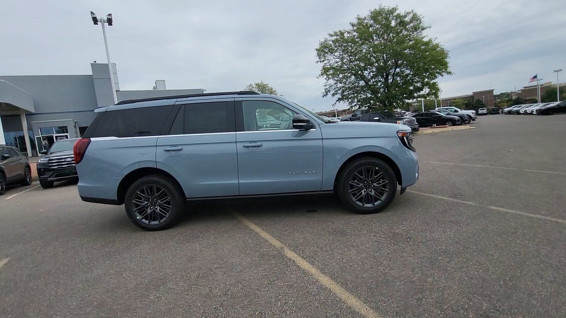 New 2027 Glacier Gray Metallic Tri-Coat Ford Platinum image 6