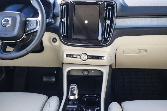 2026 Volvo XC40 Plus - Photo 16