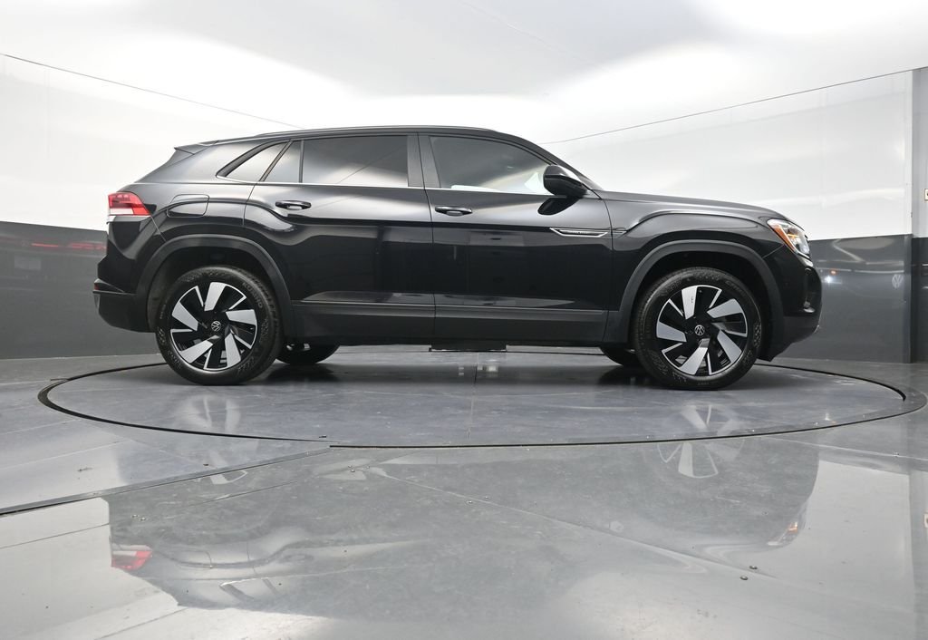 Used 2026  Volkswagen SE w/Technology image 31