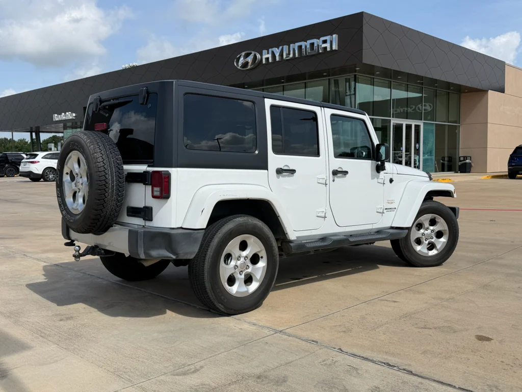 Used 2014 Bright White Clearcoat Jeep Sahara image 6