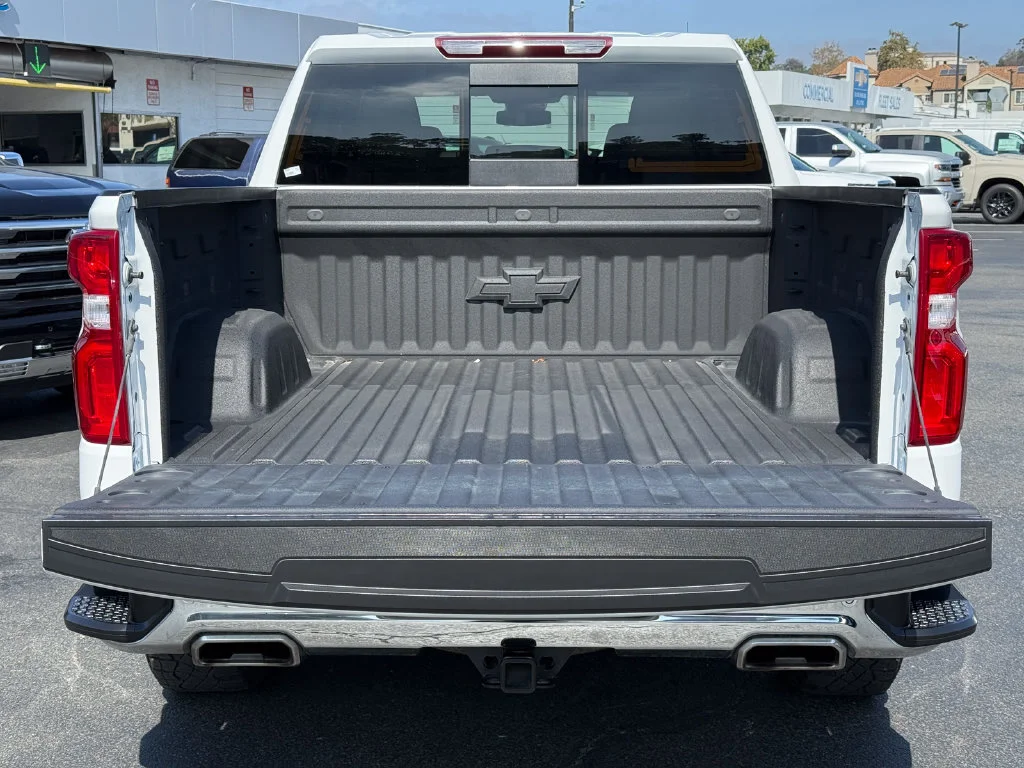Used 2025 Summit White Chevrolet LTZ image 13