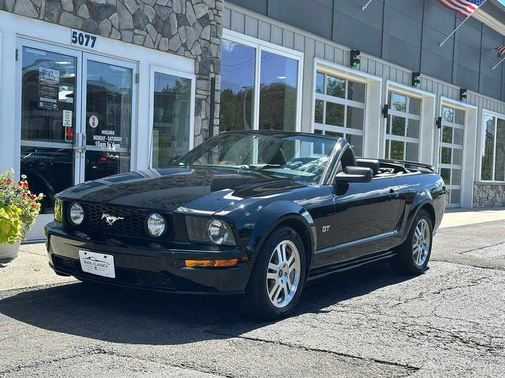 Used 2005 Black Ford  image 24