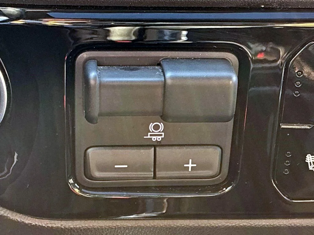 Used 2022 Black GMC Elevation image 33