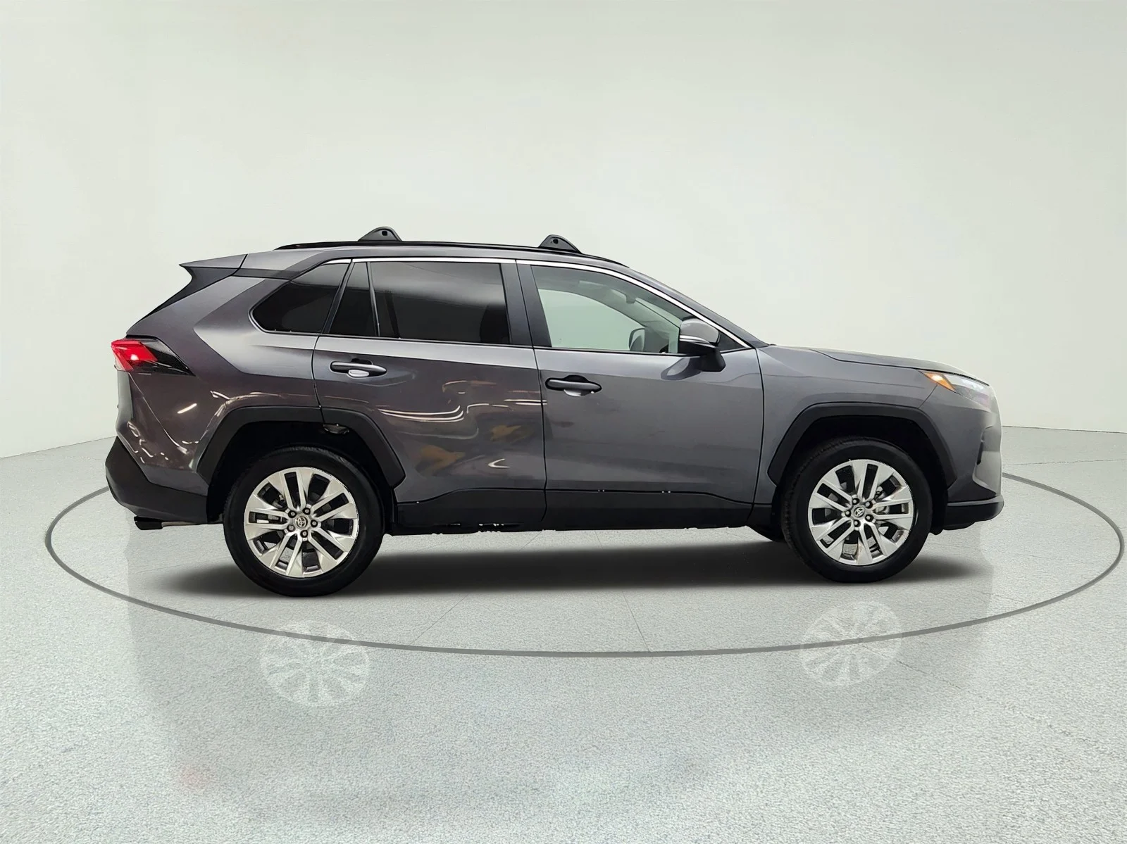 Used 2025 Magnetic Gray Metallic Toyota XLE Premium FWD (Natl) image 4