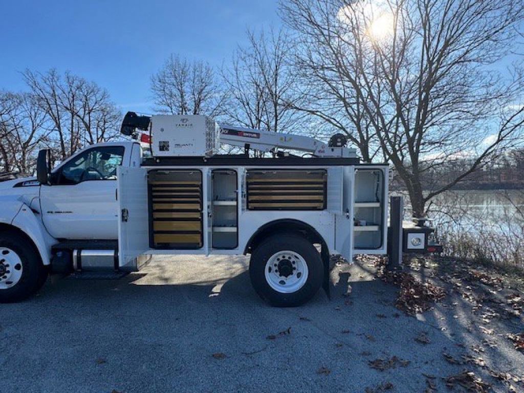 New 2025 Oxford White Ford Base image 4