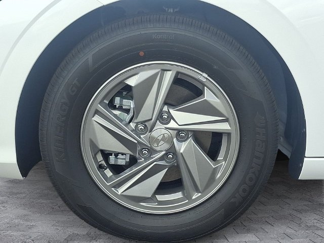 New 2026 White Hyundai SE image 7