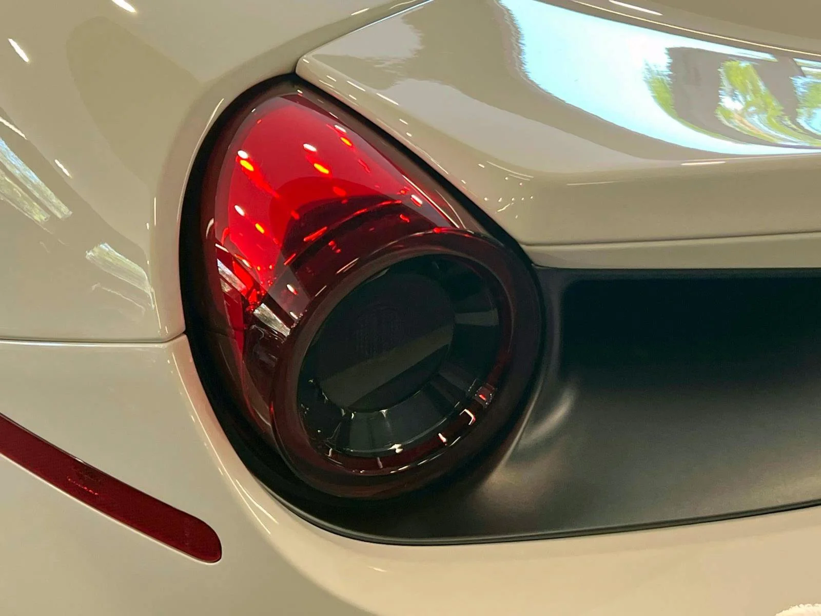 Used 2019 White Ferrari  image 14
