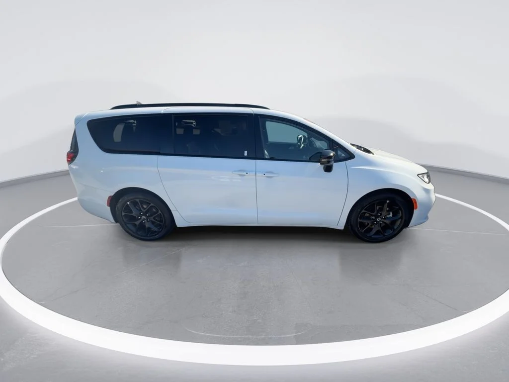 Used 2025 White Chrysler Limited image 9