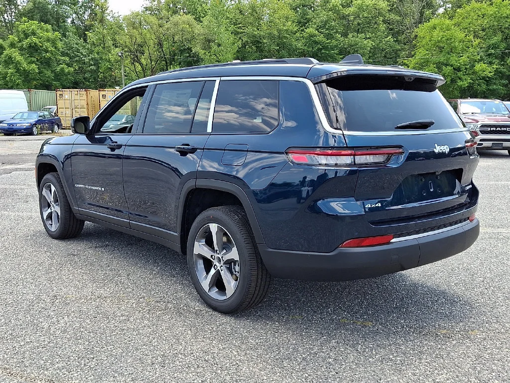 New 2026 Fathom Blue Pearl-Coat Exterior Paint Jeep Limited image 6