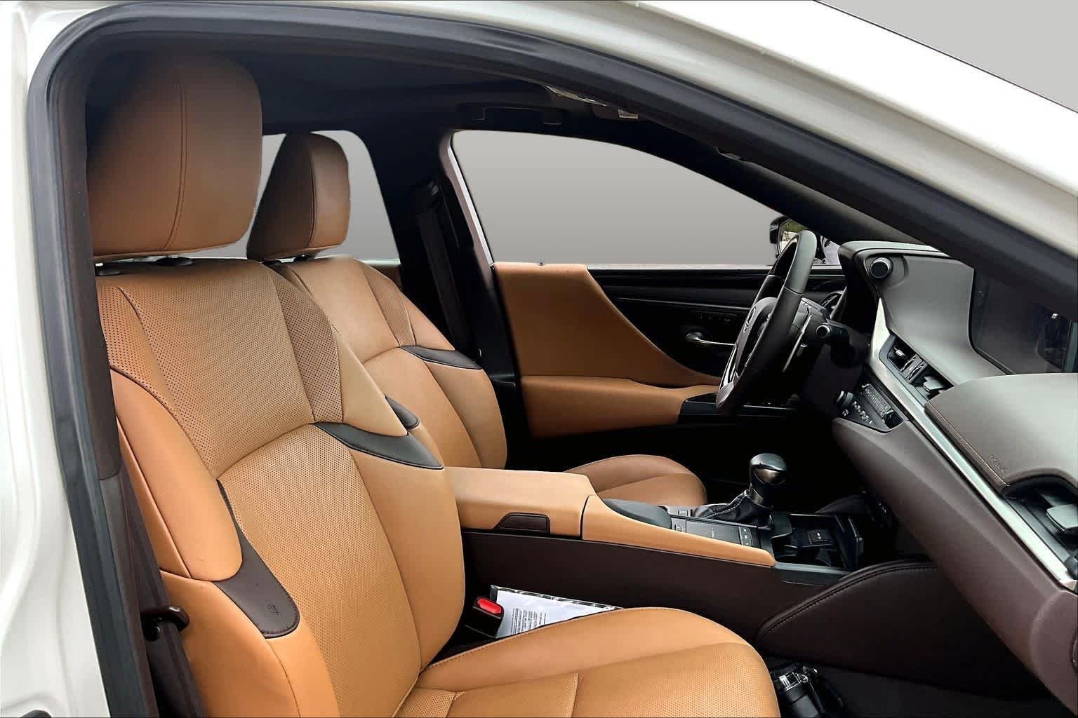 Used 2019 Eminent White Pearl Lexus  image 9