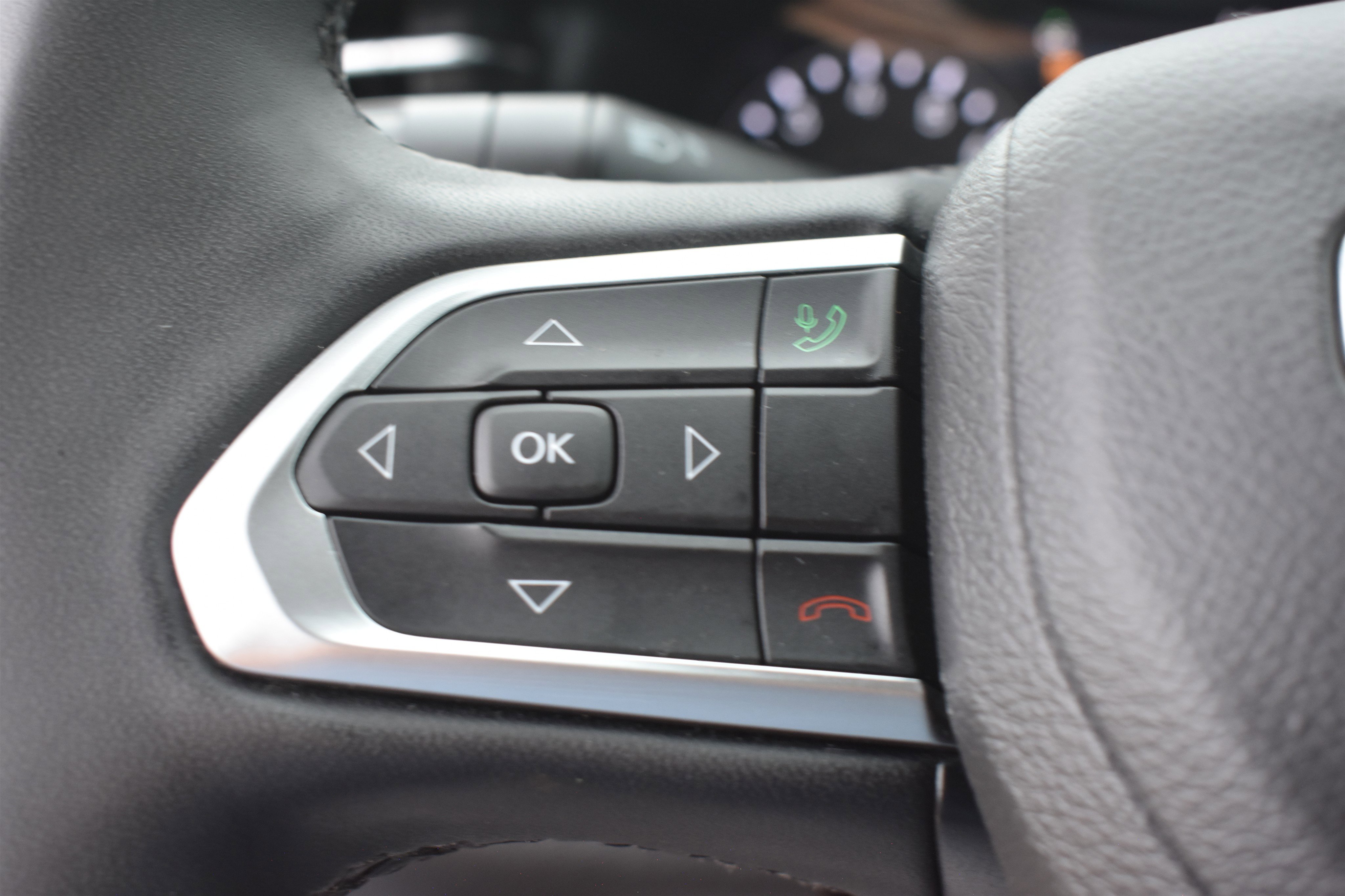 Used 2025 Hydro Blue Pearlcoat Jeep Limited image 21