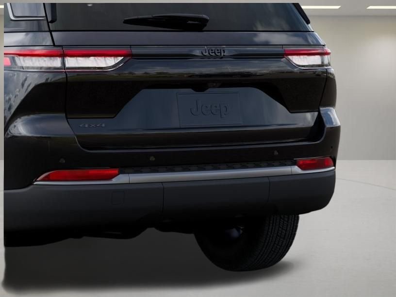 New 2026 Diamond Black Crystal Pearl-Coat Exterior Paint Jeep Laredo Altitude image 13