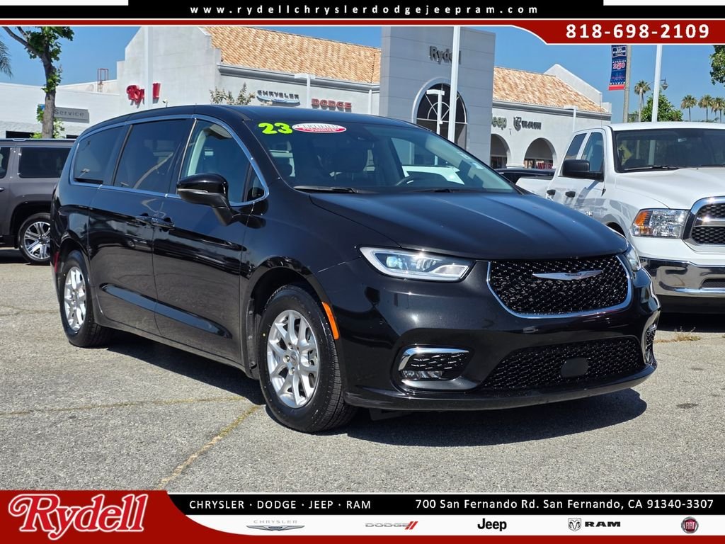2023 Chrysler Pacifica Touring L's photo