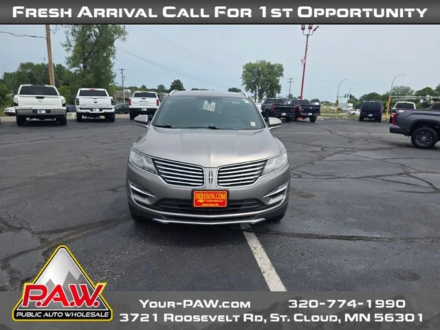 Used 2017 Silver Lincoln Premiere image 3