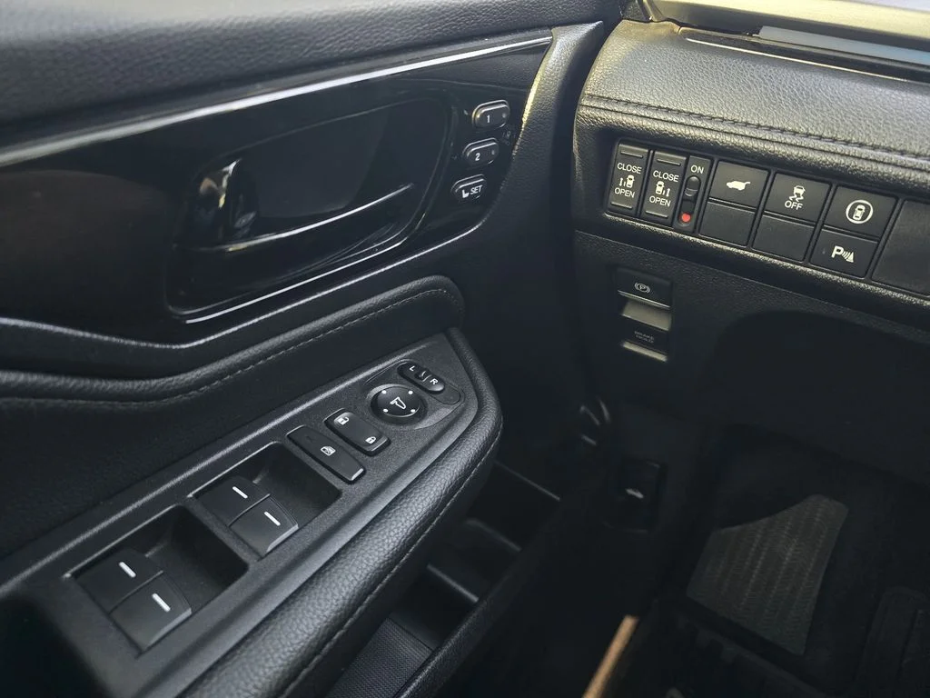 Used 2023 Platinum White Pearl Honda Touring image 21