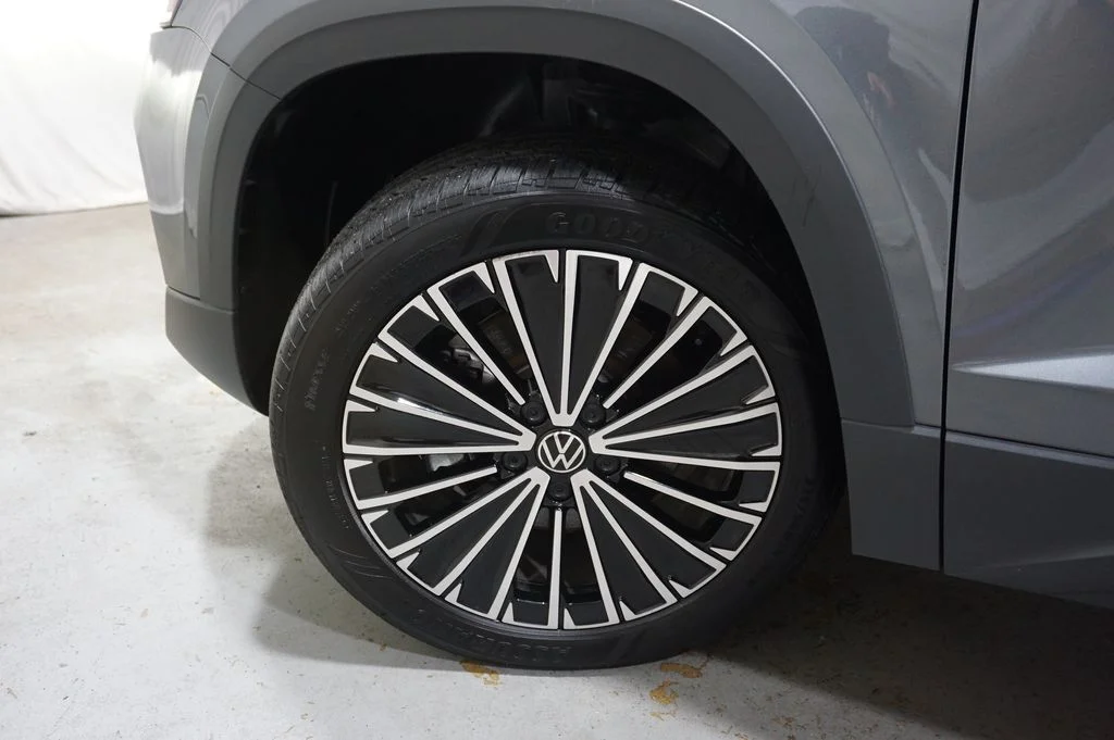 Certified Used 2025 Gray Volkswagen 1.5T SE image 27