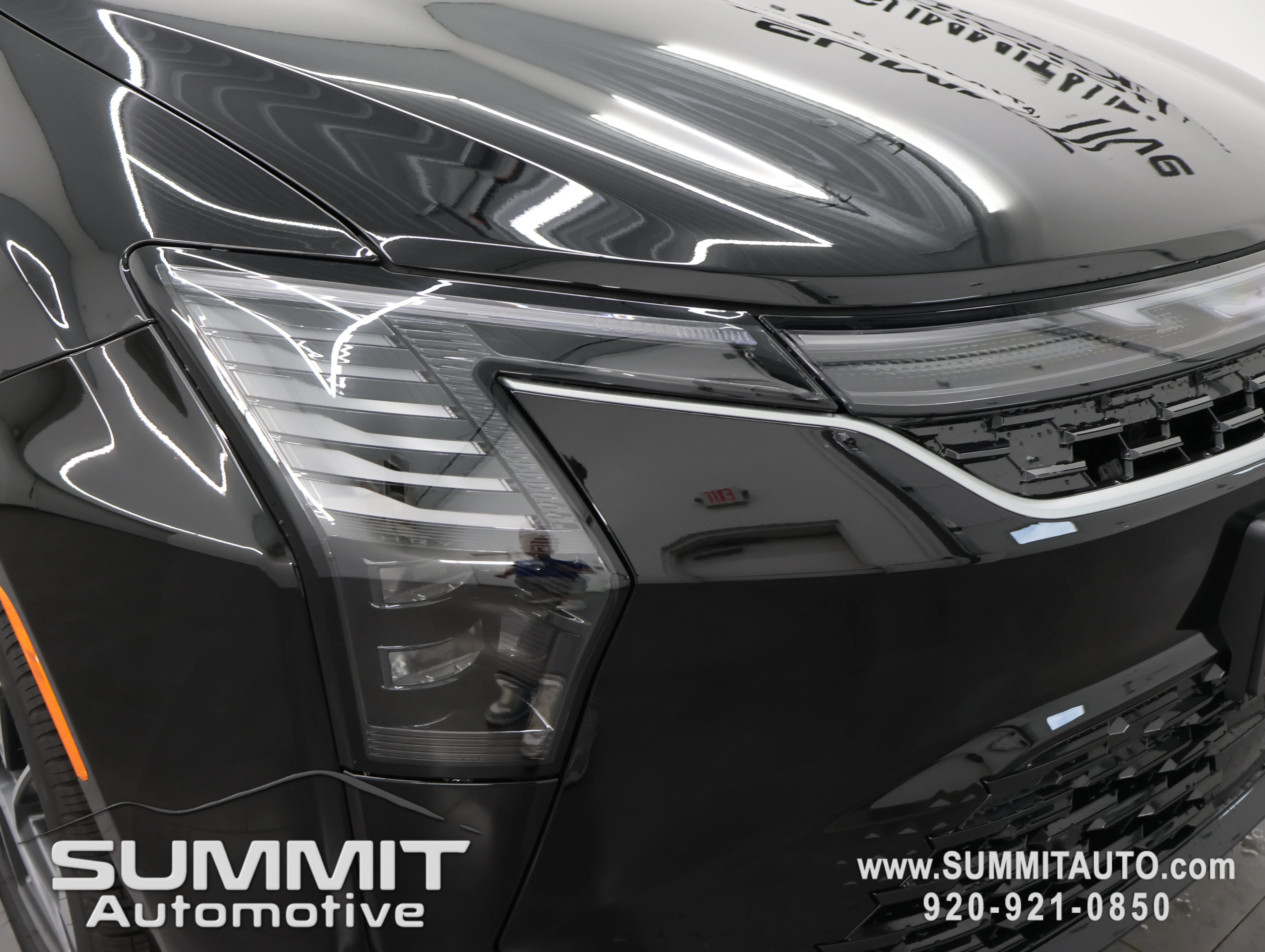 New 2027 Diamond Black Crystal Pearl-Coat Exterior Paint Chrysler Limited image 28
