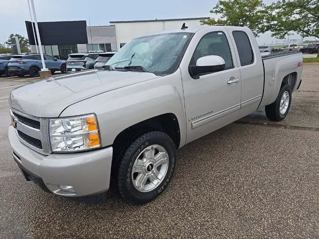 Used 2009 Silver Chevrolet LTZ image 4