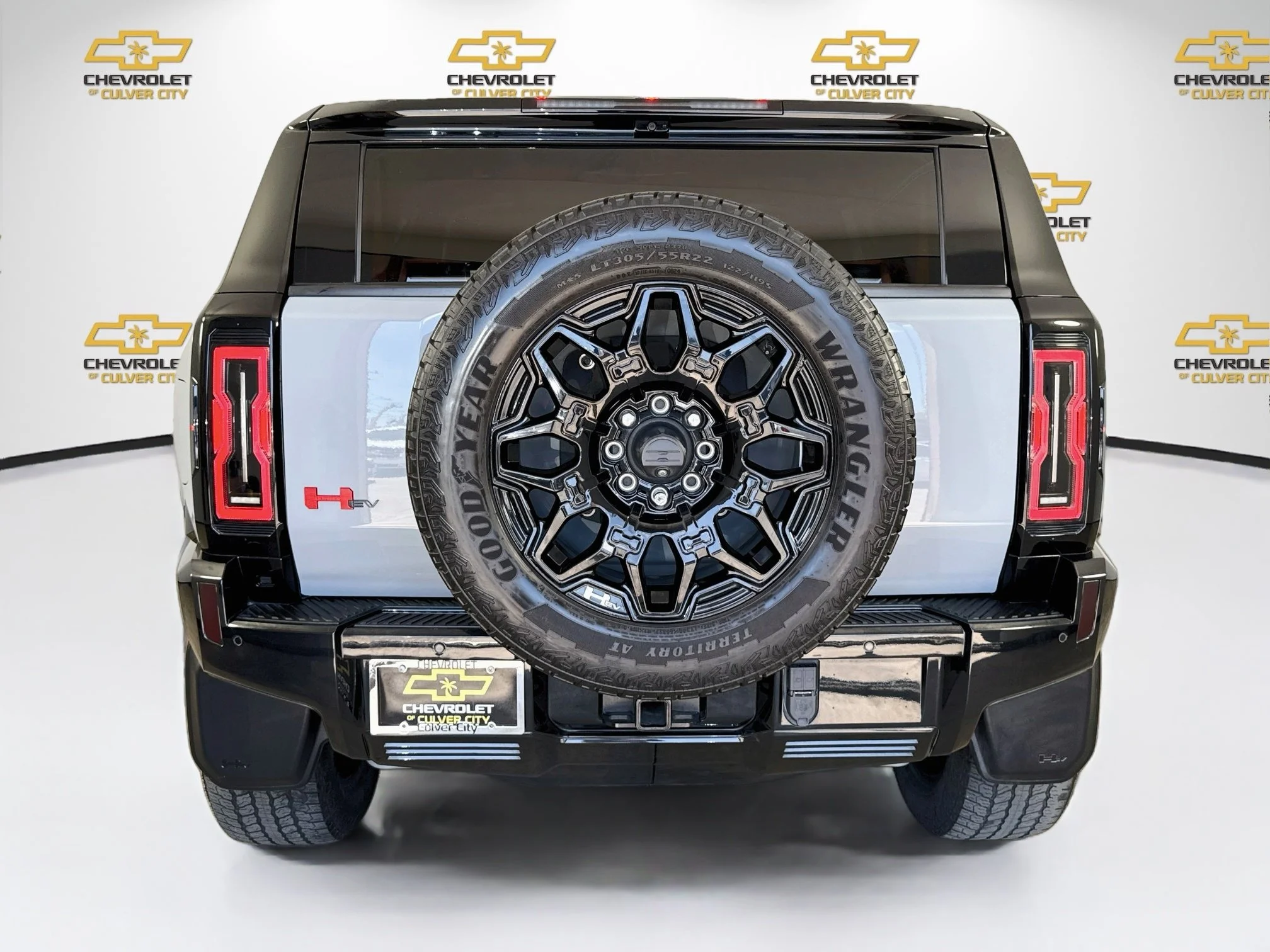 Used 2024 Meteorite Metallic (Grey) GMC 2X image 7