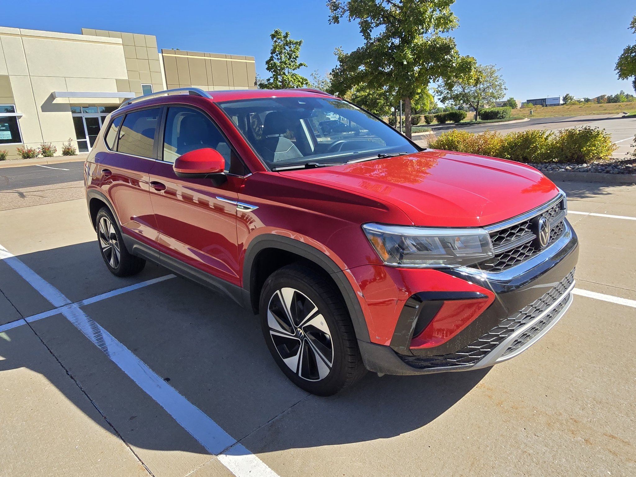 Used 2024 Kings Red Metallic Volkswagen SE image 7