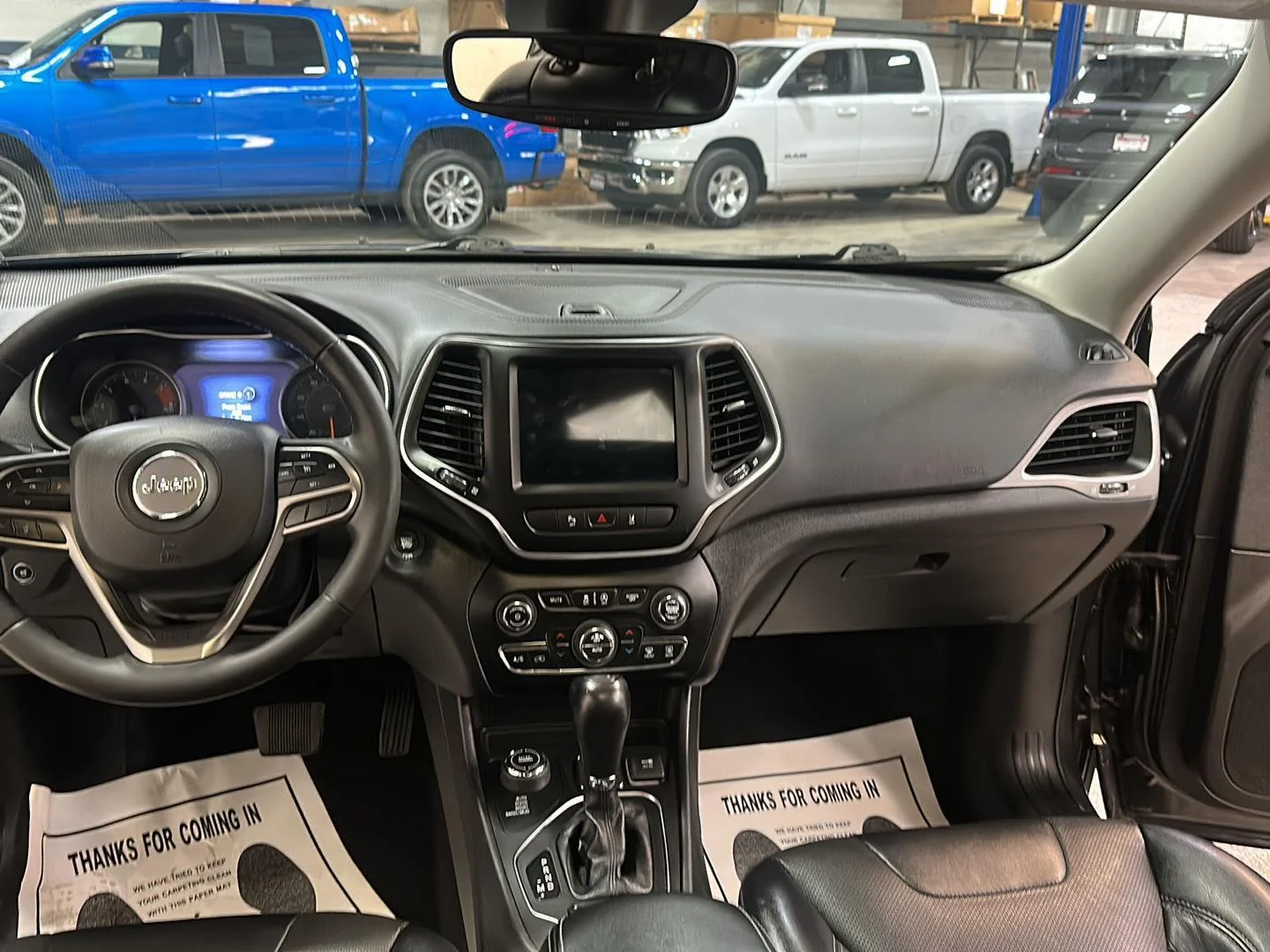 Used 2022 Granite Crystal Metallic Clearcoat Jeep Latitude Lux image 27