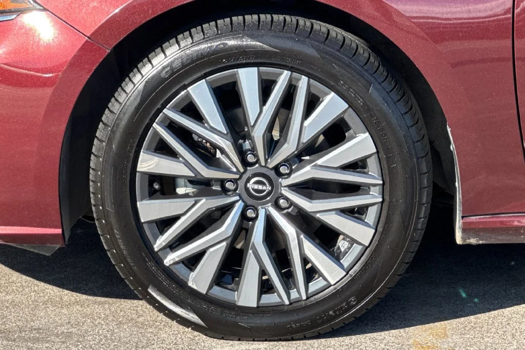 Used 2024 Garnet Pearl Nissan 2.5 SV image 33