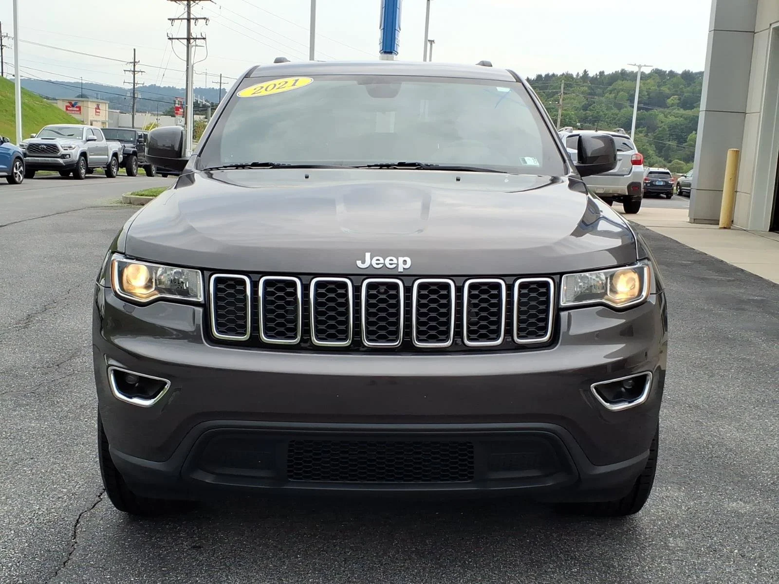 Used 2021 Granite Crystal Metallic Clearcoat Jeep Laredo E image 9