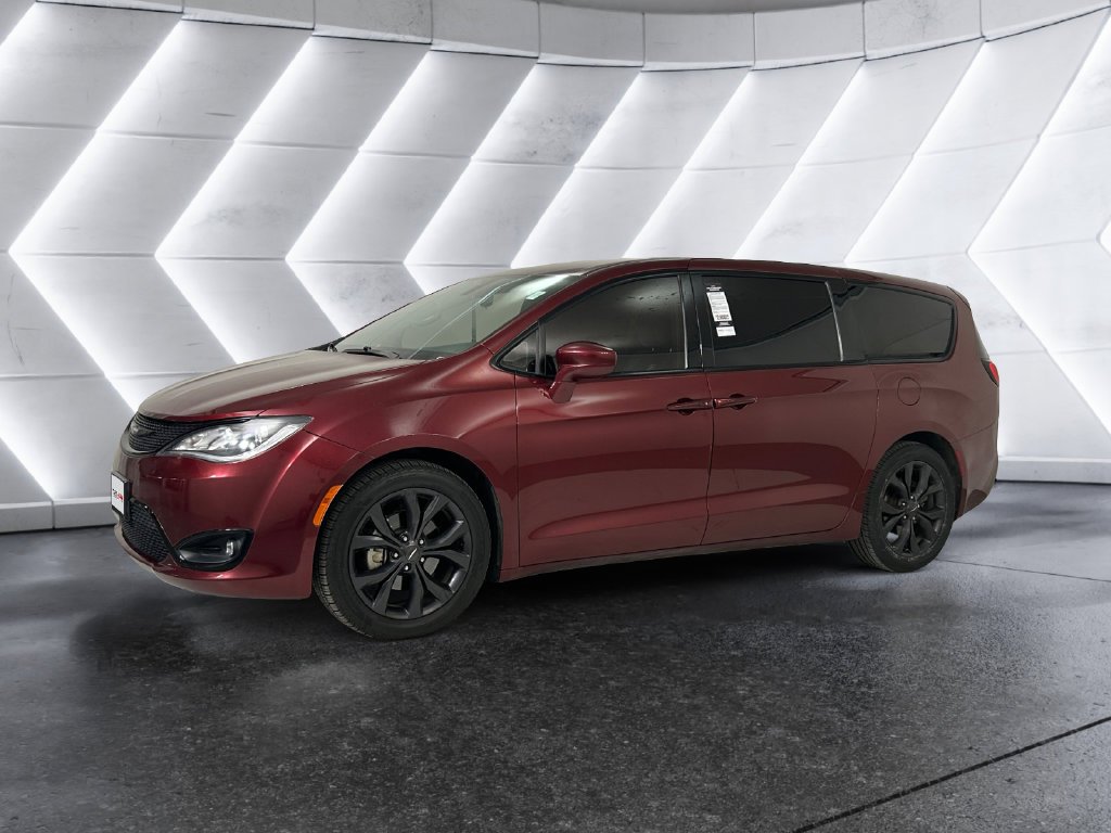 Used 2018 Red Chrysler Touring Plus image 3
