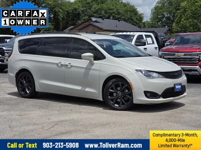 2020 Chrysler Pacifica Touring L Plus's photo