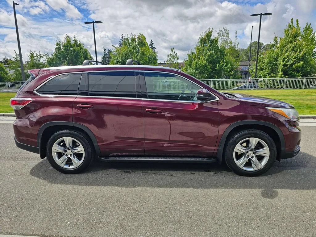 Used 2015  Toyota Limited image 6