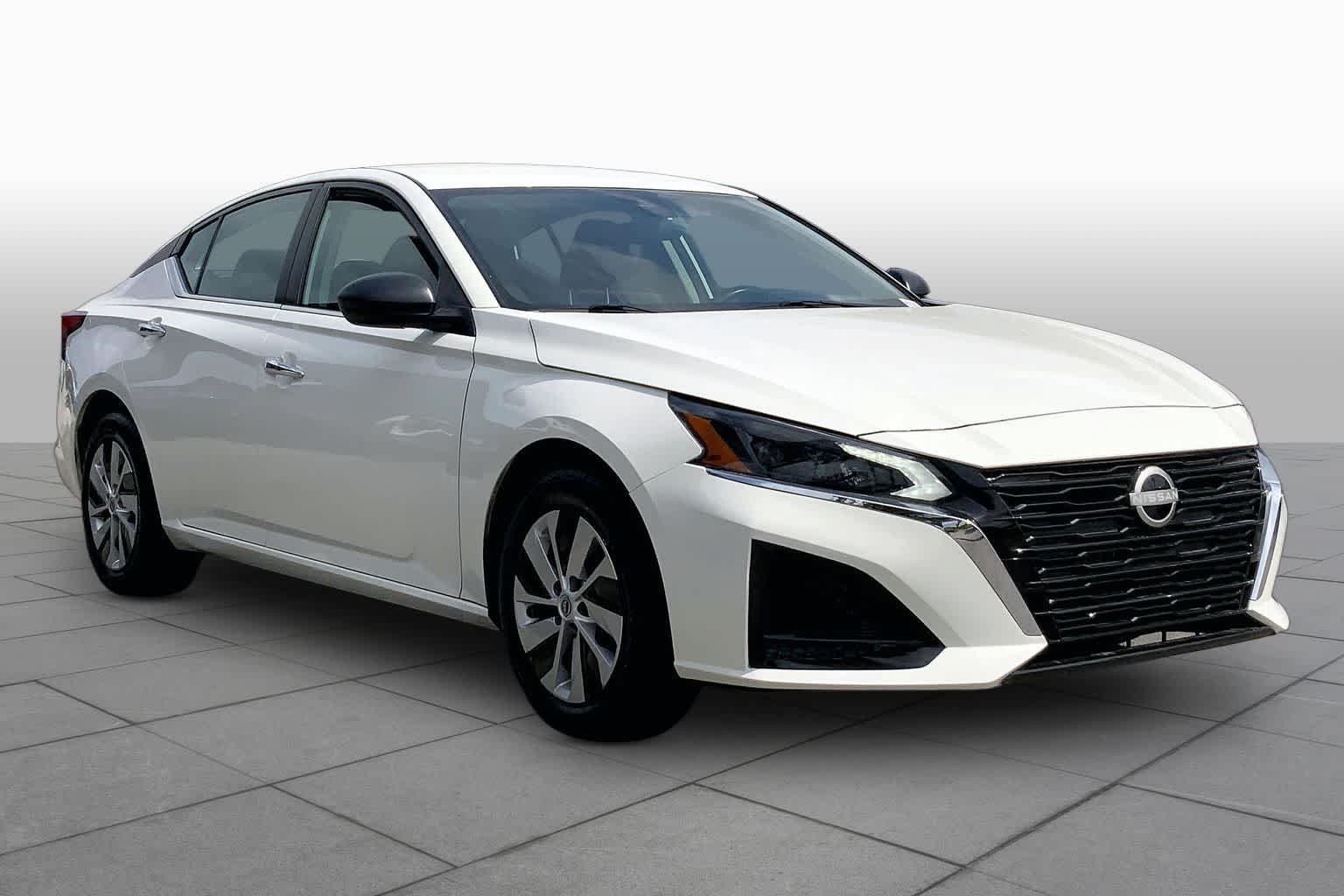 Used 2024 Glacier White Nissan 2.5 S image 3