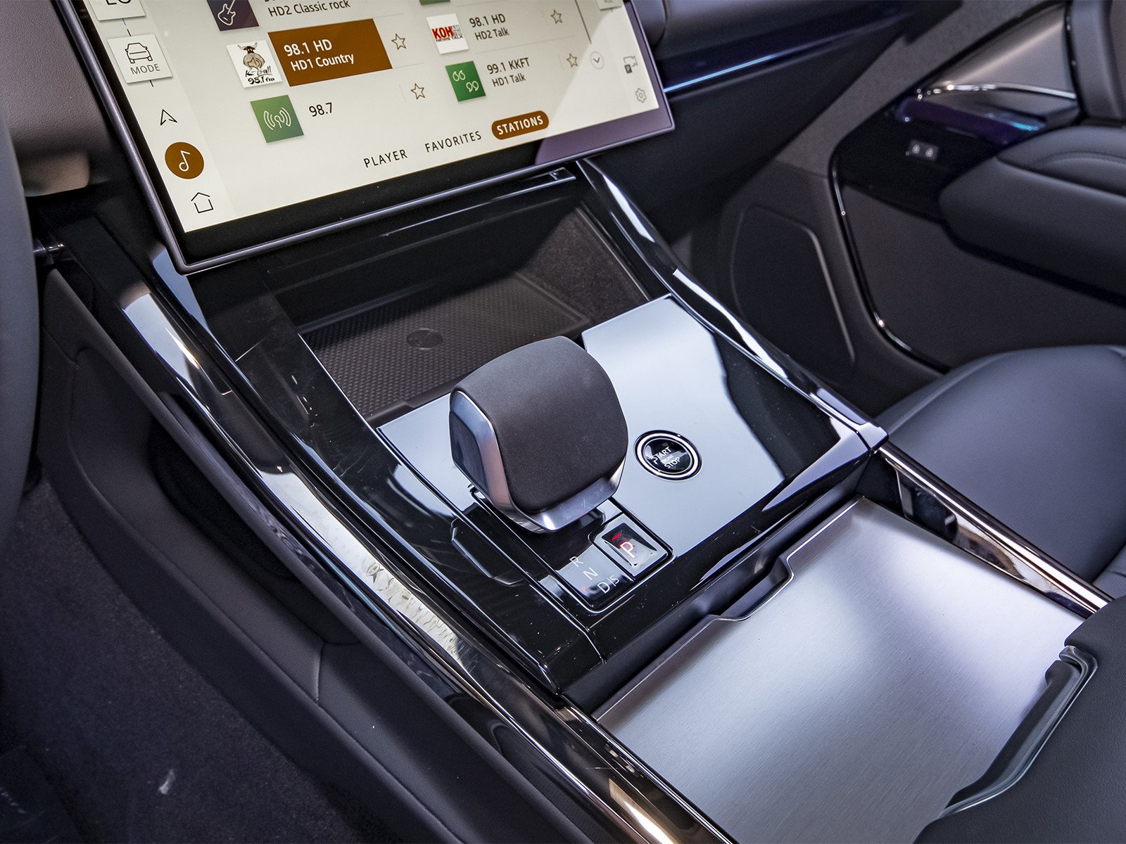 New 2026 Borasco Grey Land Rover SE image 18
