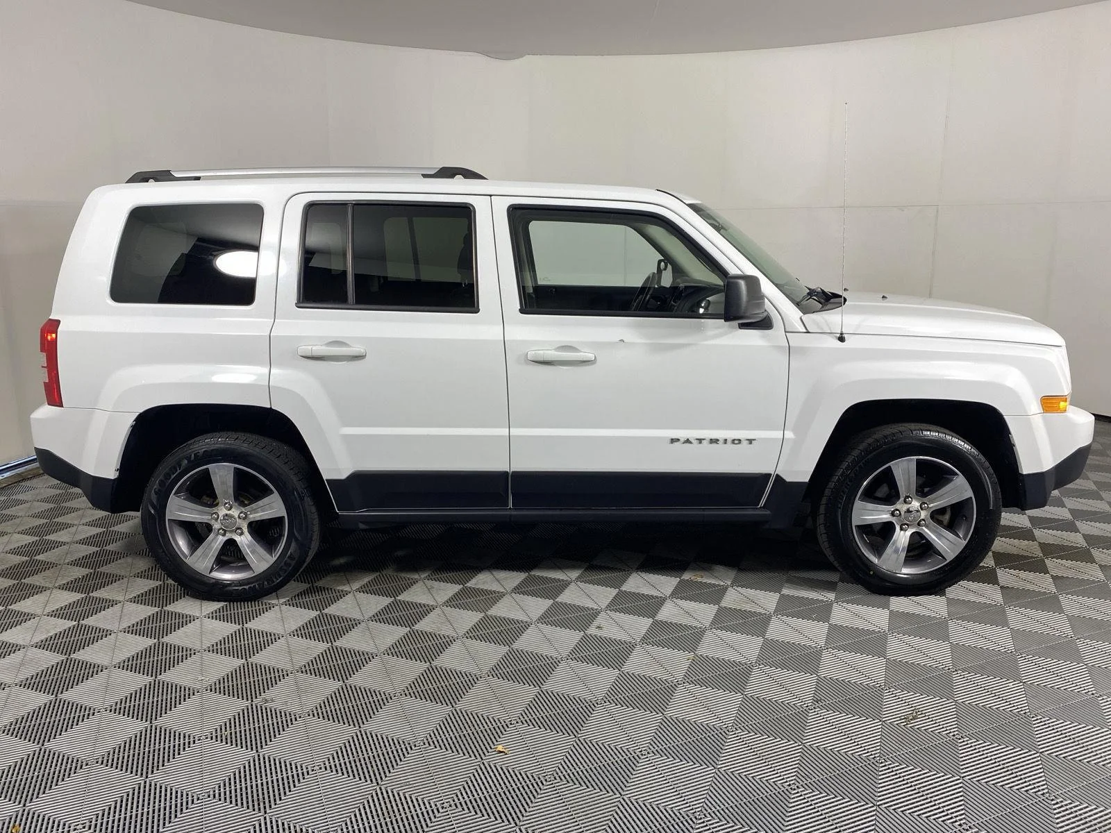 Used 2016 Bright White Clearcoat Jeep High Altitude Edition image 9
