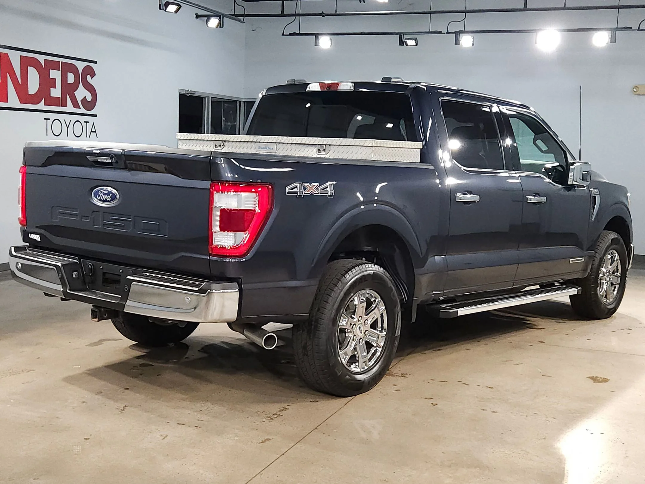 Used 2022 Smoked Quartz Metallic Tinted Clearcoat Ford LARIAT image 7