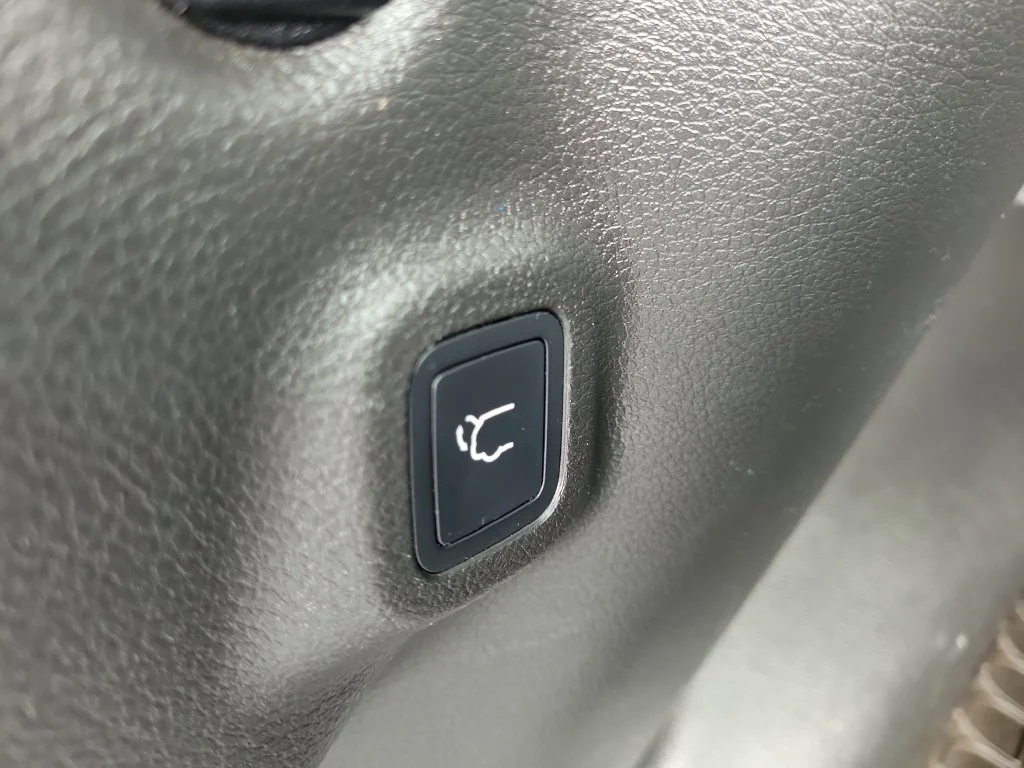 Used 2022 White Jeep Latitude image 12