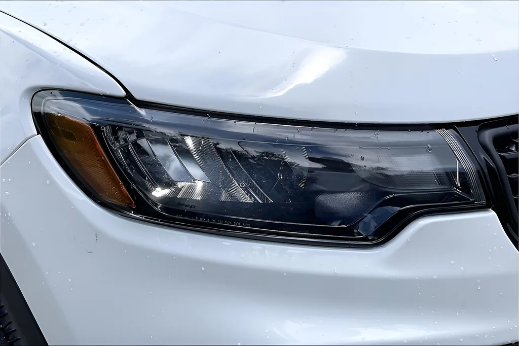 New 2026 Bright White Clearcoat Jeep Latitude image 17