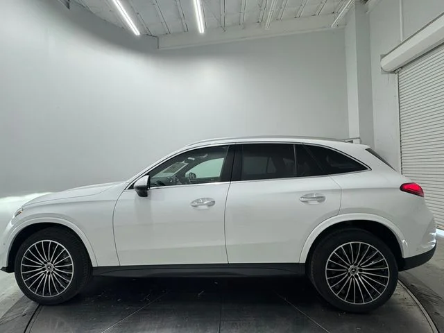 New 2026 MANUFAKTUR Moonlight Whit Mercedes-Benz GLC 300 image 14
