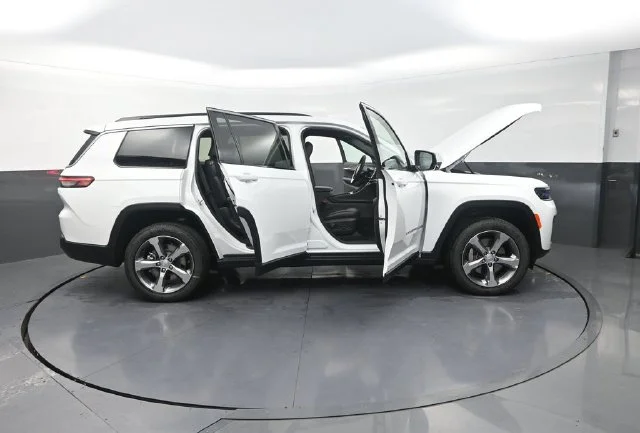New 2026 Bright White Clear-Coat Exterior Paint Jeep Limited image 39