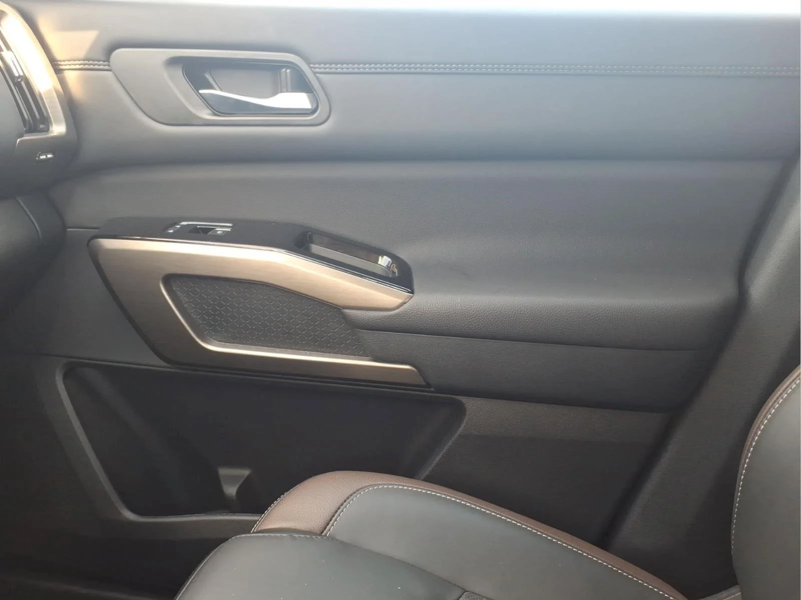 Used 2025 Scarlet Ember Tintcoat Nissan Platinum image 27