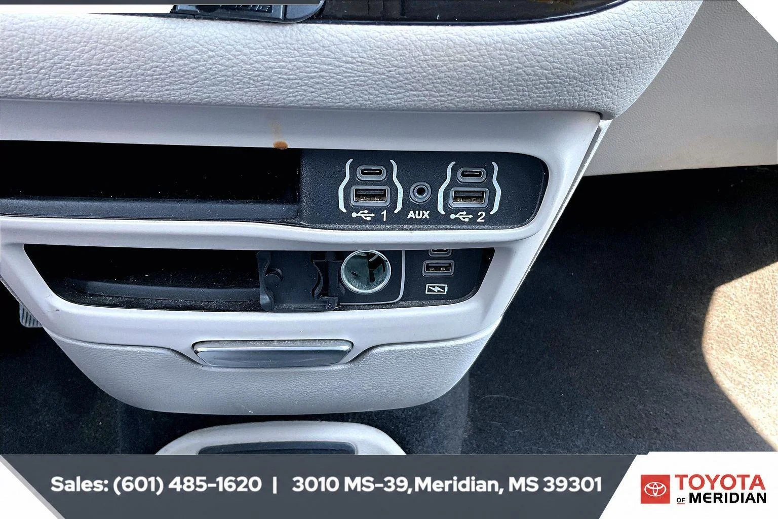 Used 2022 Ceramic Gray Clearcoat Chrysler Hybrid Touring L image 24