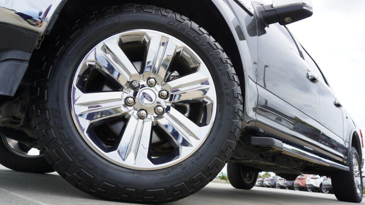 Used 2019 Gray Ford LARIAT image 11