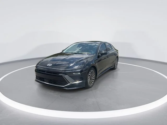 Used 2025 Black Hyundai Limited image 3